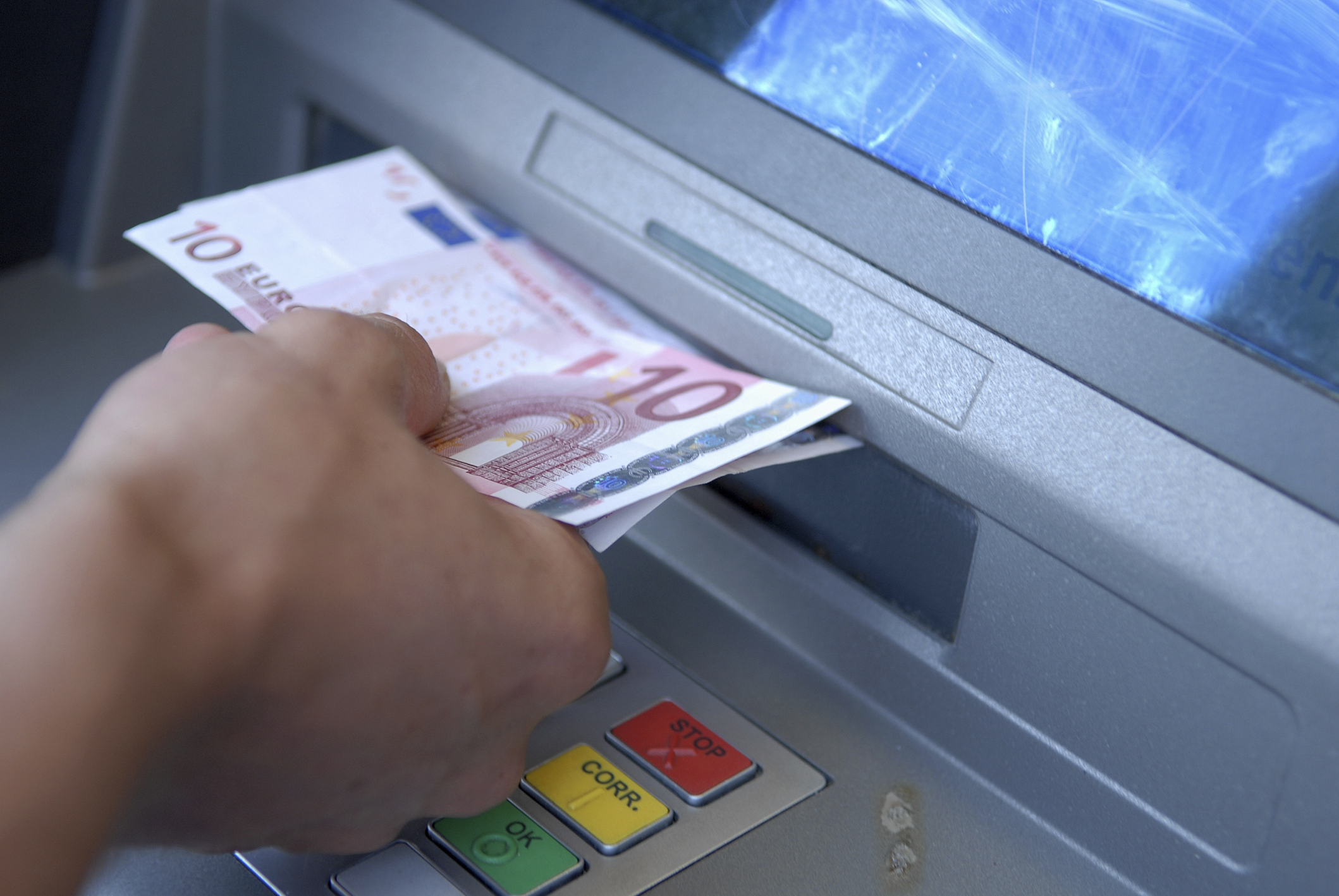 Zagreb dobio prvi bankomat u Hrvatskoj koji isplaćuje eure - Poslovni  dnevnik