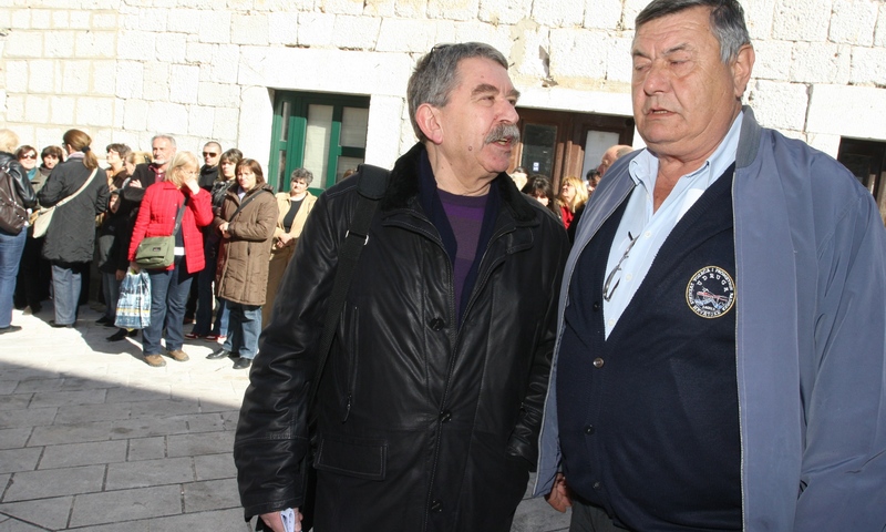 Prosvjed radnika Trimota, Vodoprivrede, Auopoduzeca i ostalih posrnulih imotskih poduzeca ispred zgr