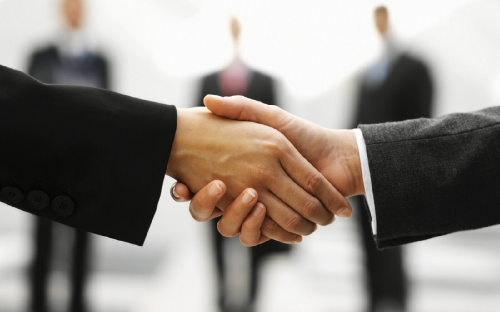 пожатие рук. международное сотрудничество. рукопожатие деловых людей. власть и бизнес партнёрство. сотрудничество людей.