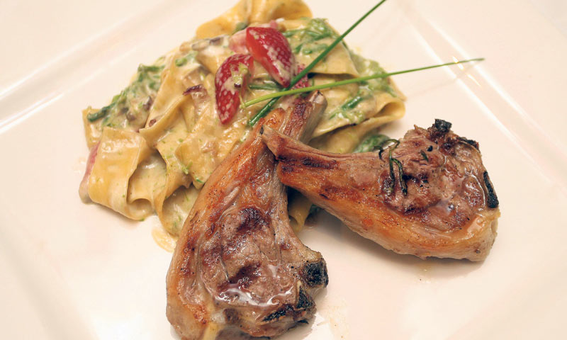 Janjeći kotleti sa šparogama, jagodama i pancetom