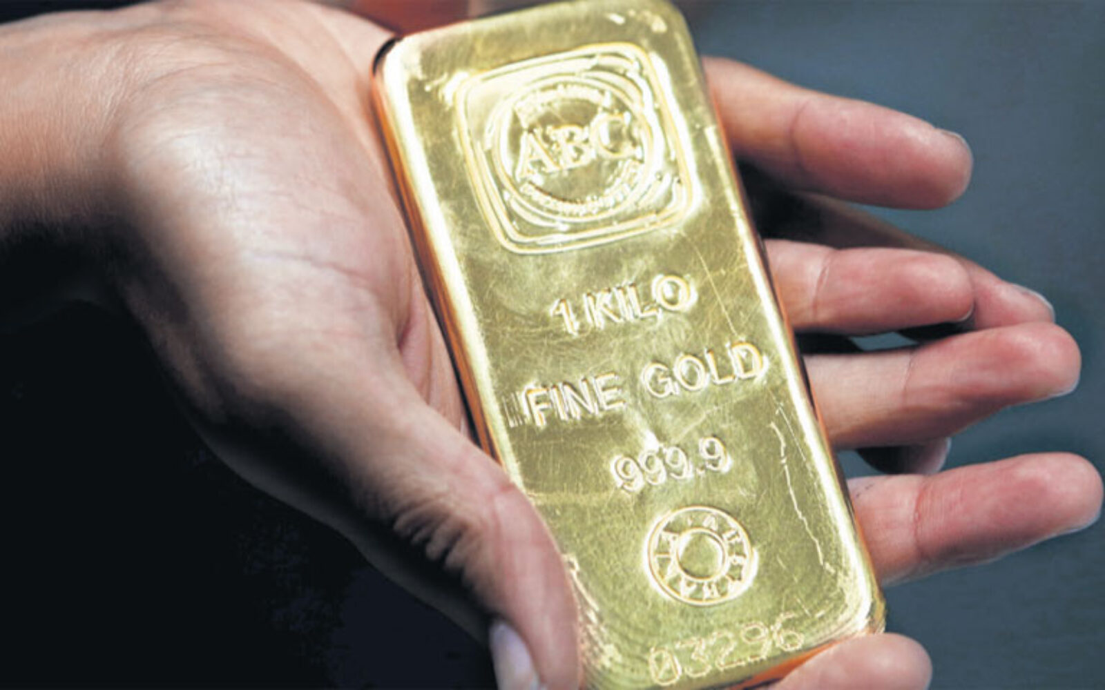 Размер кг золота. Золотой слиток в руке. Слиток золота 1 кг. 12 Кг золота. Золотой слиток килограмм.