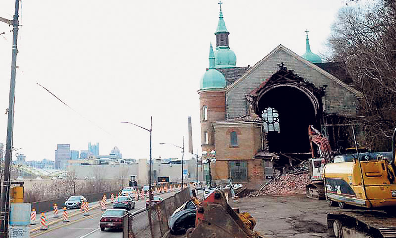 Nakon gotovo devet godina napokon je oku dostupna unutrašnjost masivne crkve, ali samo kroz rupetinu