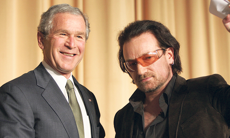 George Bush i Bono Vox, glazbenik i humanitarac, na molitvenom doručku