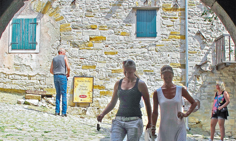 Hum u unutrašnjosti Istre najmanji je grad na svijetu