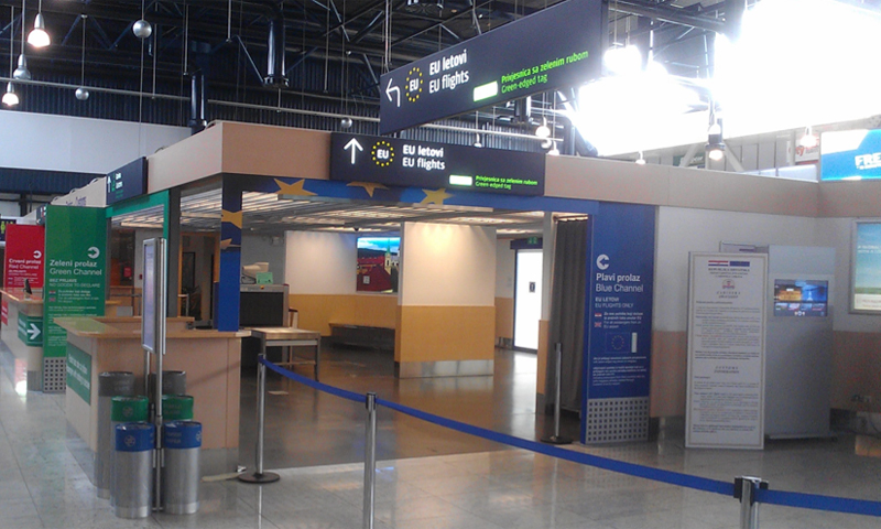 Plavi, zeleni i crveni prolaz carine u međunarodnom dolasku