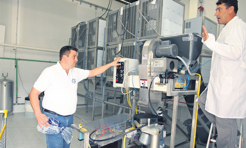 Josip Rogić (desno) kaže da proizvodnjom u unajmljenom prostoru ne mogu pokriti potrebe tržišta/D. U