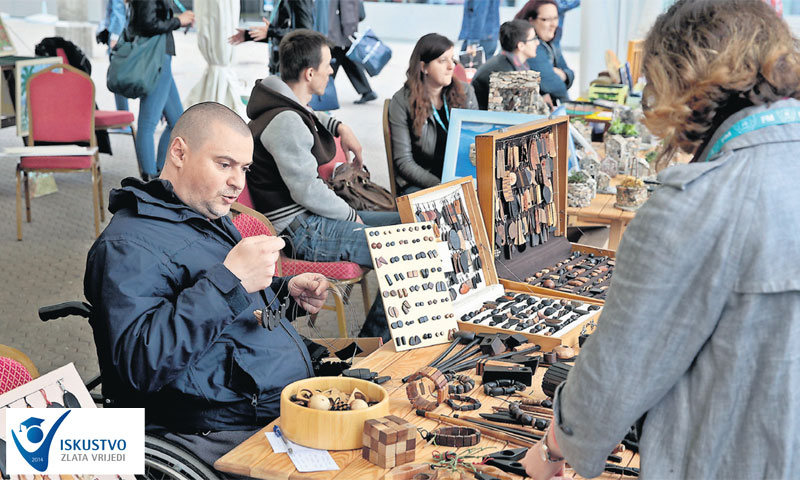 Posjetitelji su imali prilike razgledati i kupiti brojne rukotvorine koje su izradile osobe s invali