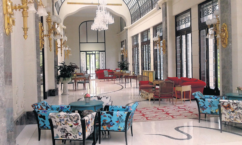 Osnivač tvrtke navodno je nesuđeni arhitekt, što se vidi iz uređenja interijera