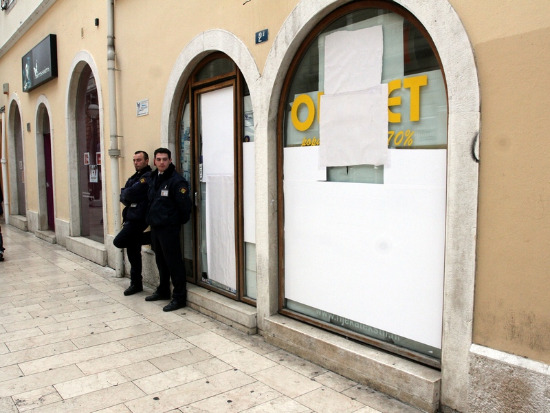 Pred trgovinom su zaštitari i prodavačice koje ne mogu unutra / PXL