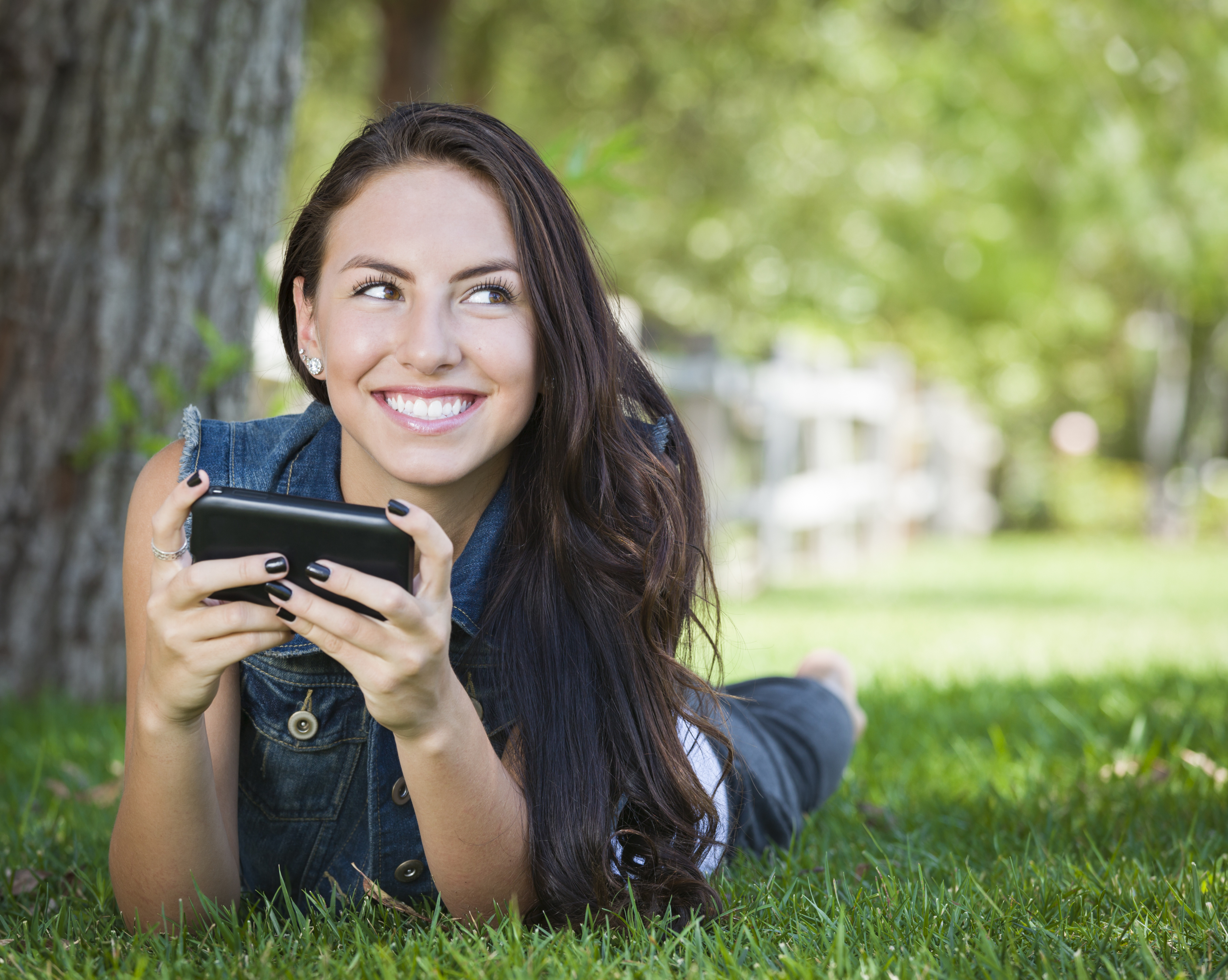 Мобильный девайс которым снимают селфи. Молодая женщина. Молодые женщины фото. Молодой человек с телефоном. Молодая женщина фото.