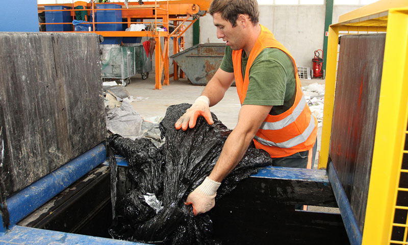 Unutar centara za gospodarenje otpadom nalazi se postrojenje za mehaničko biološku obradu otpada