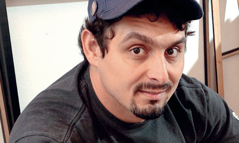 U Zagrebu nije lako naći novi motiv, pa se Tabet  u potrazi za dobrom fotografijom penje na katedral