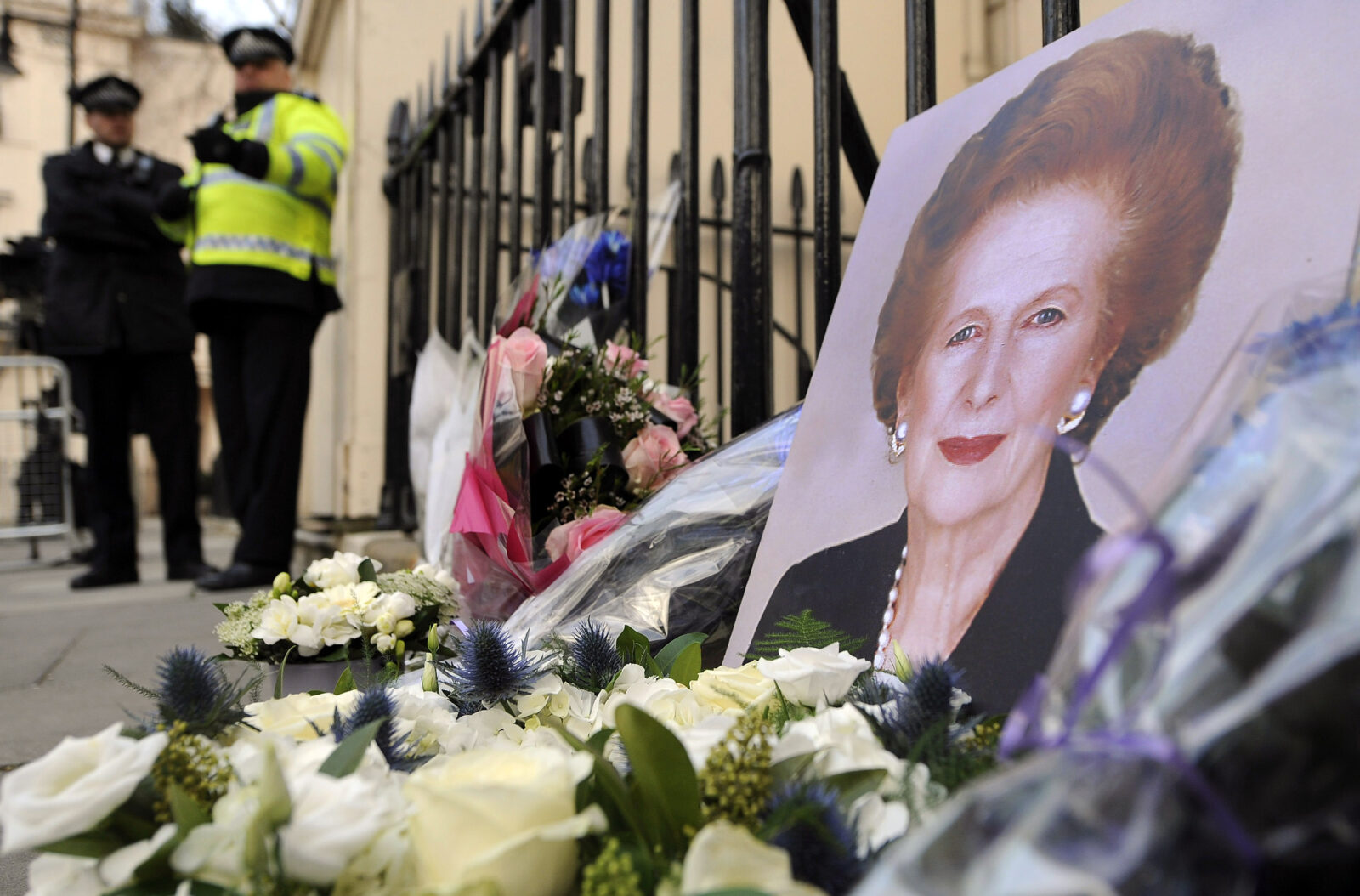 Ljudi ostavljaju cvijeće i poruke ispred doma M. Thatcher u Londonu (EPA)