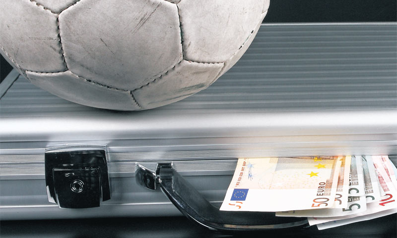 Potkraj 2011. europski nogometni klubovi bili su dužni 6,5 milijardi dolara, godišnje na transfere i