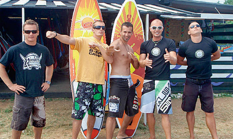 Dragan Blažić se već 20 godina bavi surfanjem, a s kolegom Goranom Škrtićem ima surf školu Tsunami u