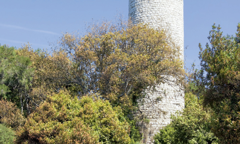 Na otoku Sv. Nikola nalazi se okrugla kula iz 15 st., jedan od najstarijih svjetionika spomenika na