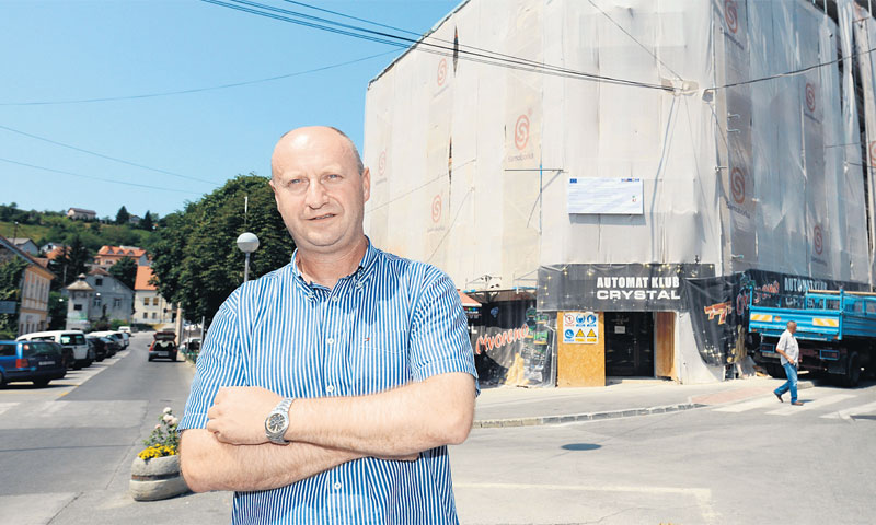 Željko Kolar, krapinsko-zagorski župan, ispred palače Županije koja se energetski obnavlja/Marko Jur