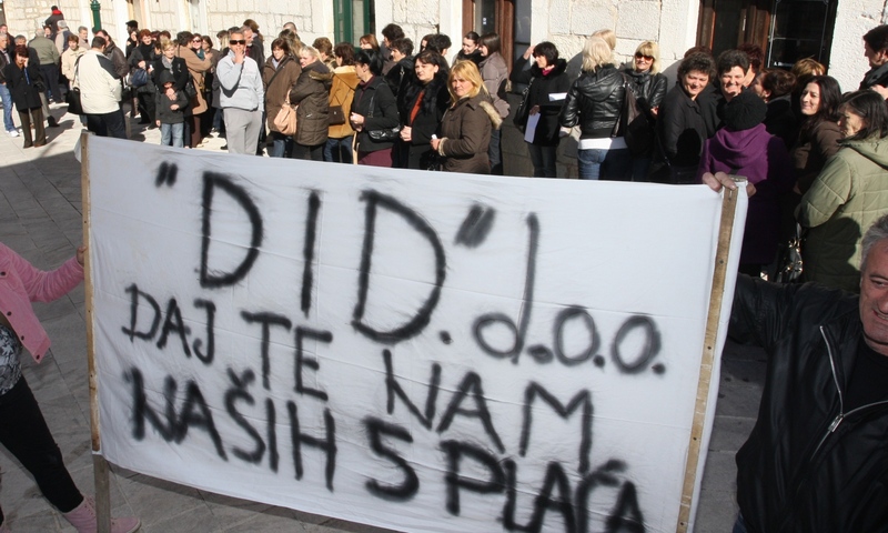 Prosvjed radnika Trimota, Vodoprivrede, Auopoduzeca i ostalih posrnulih imotskih poduzeca ispred zgr