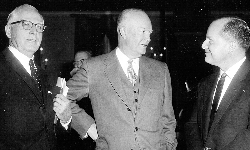 Abraham Vereide (prvi slijeva), poslovni čovjek i propovjednik iz Seattlea, još 30-ih je organizirao