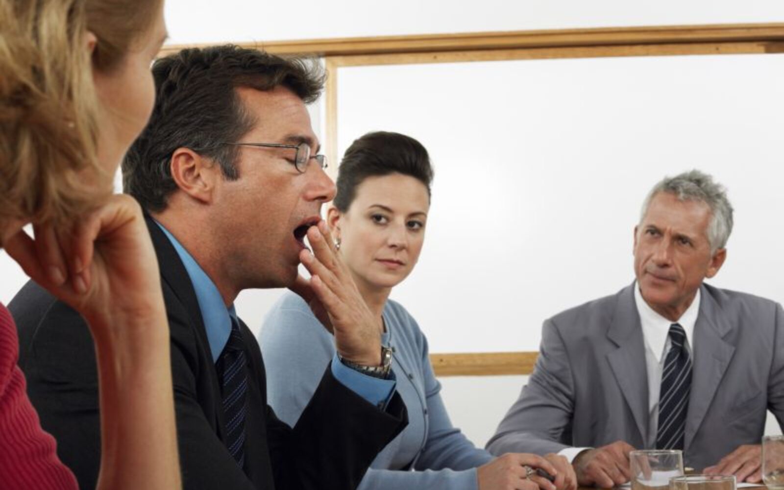 При разговоре человек зевает что это. При разговоре человек зевает что это. Зевающий человек. Когда человек зевает. Зевота причины возникновения у взрослых часто.