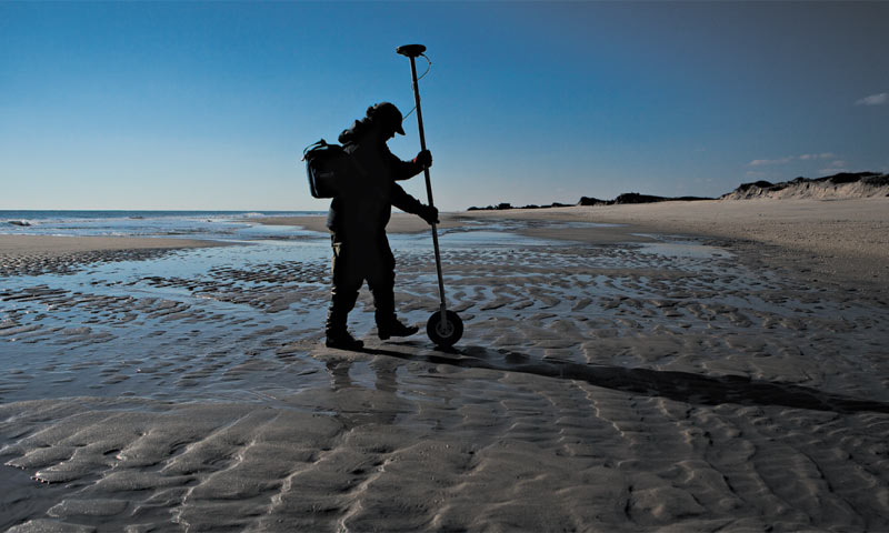 B. J. Reynolds član je tima koji proučava utjecaj uragana Sandy na dine Fire Islanda, koji se nalazi