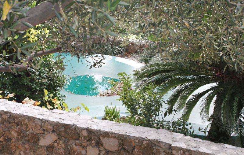 Nemira, naselje u kojem Vidošević ima 4 kuće, zemljište i maslinik. U sklopu treće kuće je maslenik