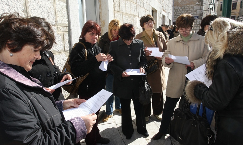 Prosvjed radnika Trimota, Vodoprivrede, Auopoduzeca i ostalih posrnulih imotskih poduzeca ispred zgr