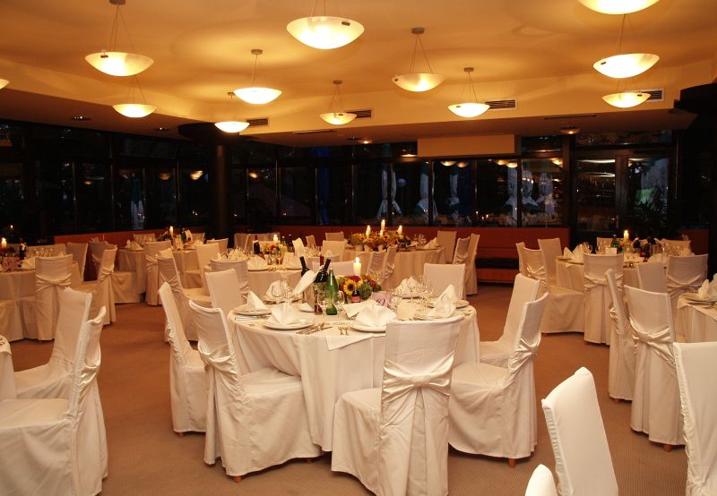 U restoranu  gosti mogu uživati u vrhunskoj gastronomskoj ponudi domaće kuhinje