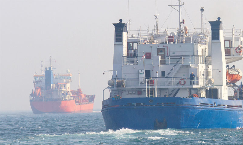 Vode u blizini Eleusine u Grčkoj popularno su sidrište za brodove koji ne voze. Neki su prijevoznici
