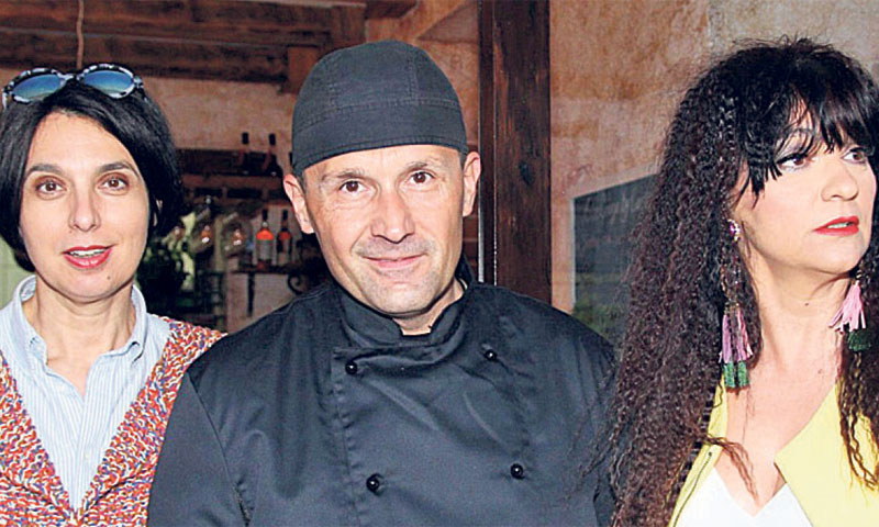 Svjetlana Sofić (desno) želi da se gosti u njezinoj konobi osjećaju kao kod kuće