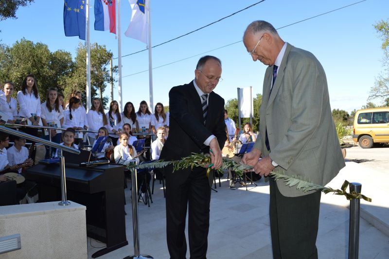 Presjecanje maslinove vrpce. Gradonačelnik Ante Dabo i  Venko Ćurlina, pomoćnik ministra regionalnog