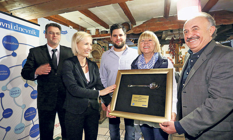 Priznanje pobjednicima - obitelji Kezele dodijelila je direktorica Poslovnog dnevnika Andrea Borošić