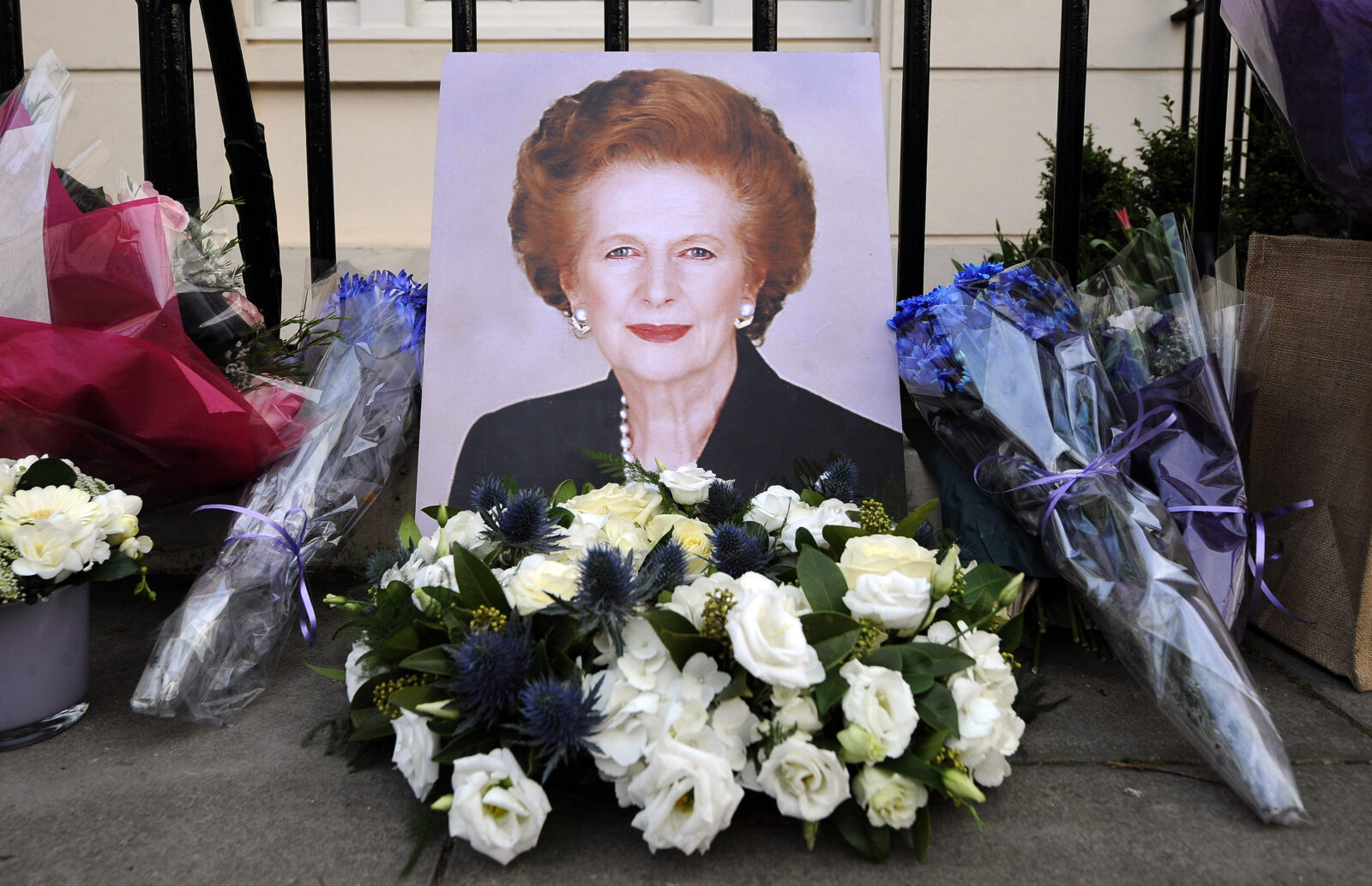 Ljudi ostavljaju cvijeće i poruke ispred doma M. Thatcher u Londonu (EPA)