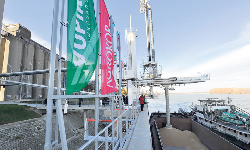 Duljina riječnog privezišta u luci je 205 metara