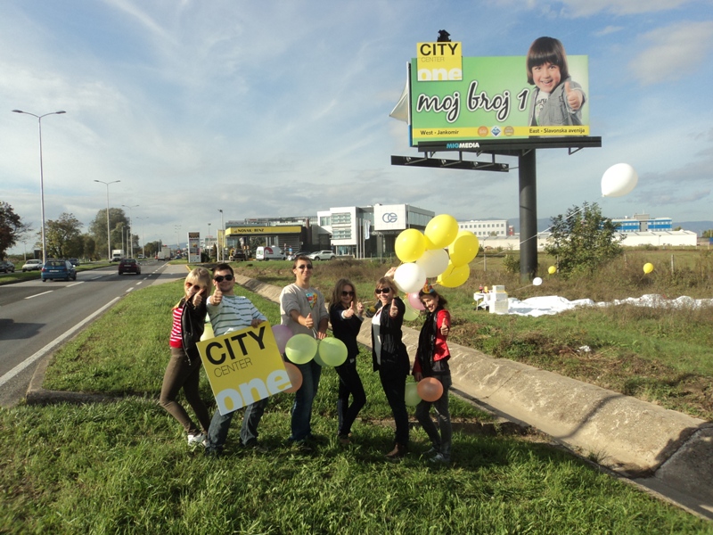 Party ispod reklamnog panoa