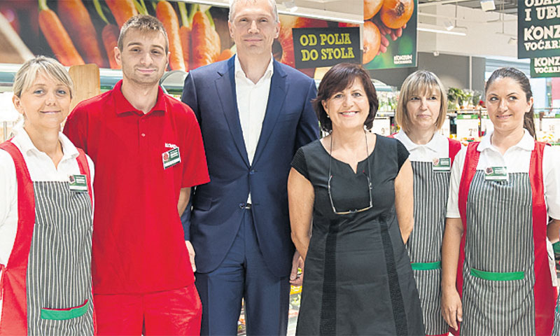 Predsjednik Uprave Konzuma Darko Knez, voditeljica SuperKonzuma u Puli Bruna Mileta i zaposlenici tr