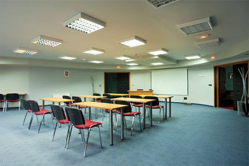 Blizina grada Zagreba, a s druge strane i položaj na Medvednici u ljepoti stoljetne šume, hotel Tomi