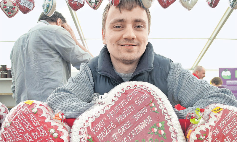 Obitelj Ivana Škledara iz Bedenice već se 29 godina bavi medičarskim i svjećarskim biznisom/Petar Gl