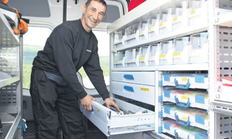 Unutrašnjost servisnog vozila i tehničar Igor Jonjić