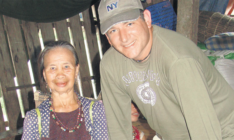 Tomislav Serdar u društvu pripadnice plemena Rungus sa Bornea, koja živi u mjestu na samom rubu praš