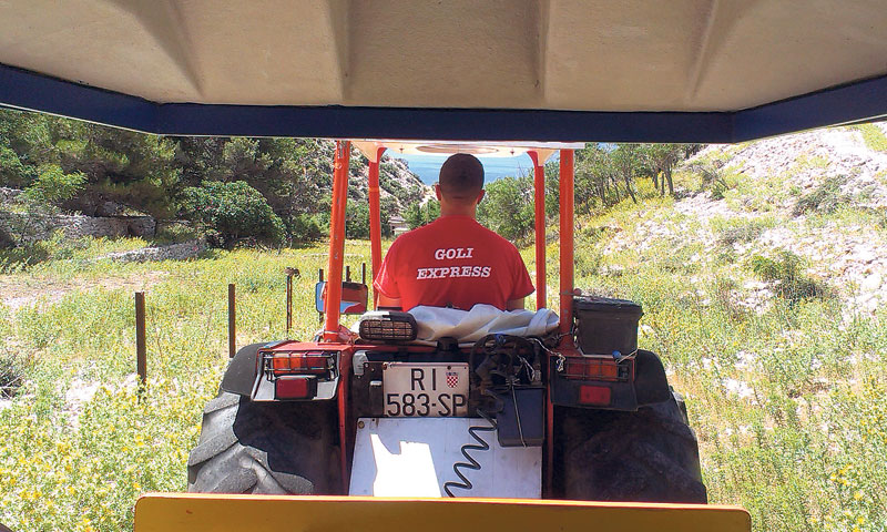Turiste po Golom otoku vozi turistički vlakić, bez zaustavljanja