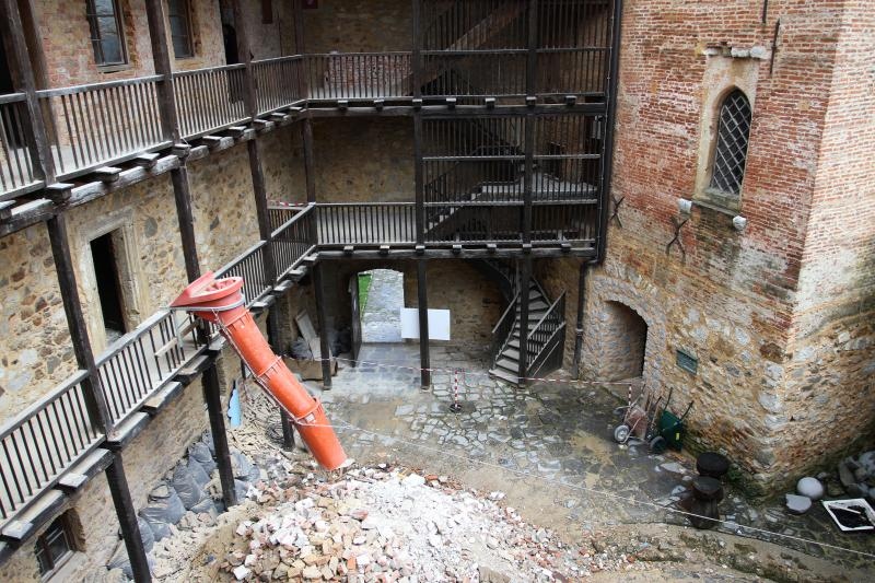 Radovi na čišćenju unutrašnjosti starog grada Dubovca. Photo: Kristina Stedul Fabac/PIXSELL