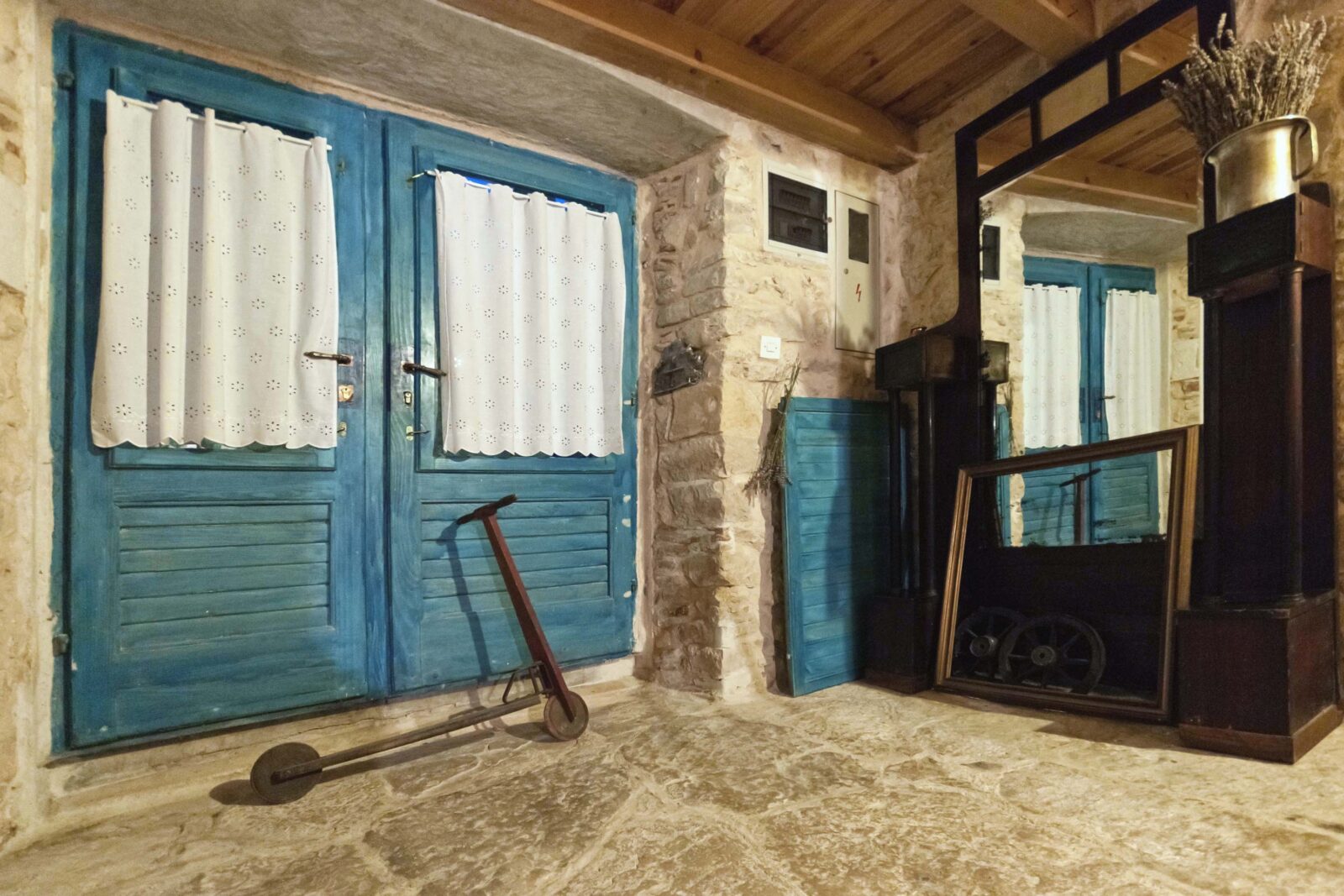 Foto: Svoju kuću na Hvaru zamijenila je 15-tak puta i obišla nekoliko kontinenata