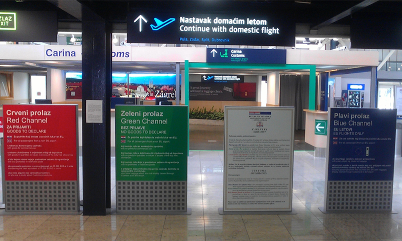 Informativne ploče za plavi, zeleni i crveni prolaz carine u međunarodnom dolasku