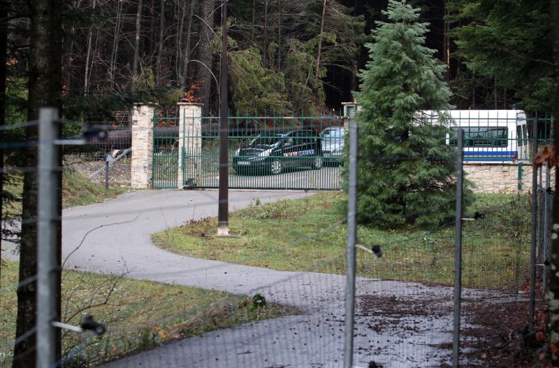 Skrad - Pred imanjem Nadana Vidoševića u šumi kraj sela Hlevci u Gorskom kotaru dežura policija i no