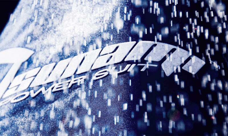 Dragan za odijela izrađuje i karbonske pločice u obliku surf daske, a jedna takva pločica postavlja