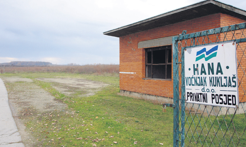 Kad je voćnjak propao, vlasnik je radnicima rekao da će se ubuduće baviti proizvodnjom briketa, poto