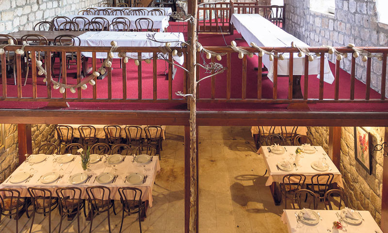 Jela su temeljena na Malostonskoj kuharici ih sredine XIX. stoljeća, koju su vlasnici Božo i Tanja Š