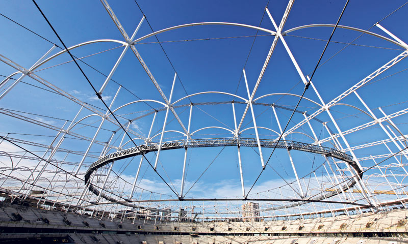 Maracana je ušminkana za 400 mil. dolara za utakmicu s Englezima (lijevo); Krov na Fonte Novi se uru