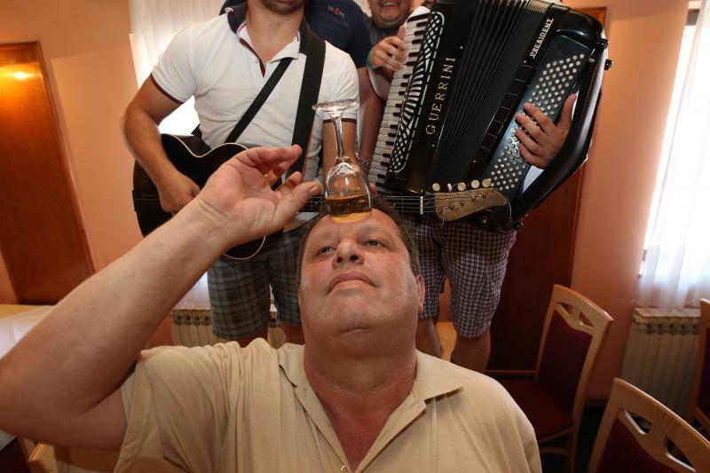 Poznati lički ugostitelj Željko Oreškovic Macola radi na obnovi hotela. Photo: Boris Scitar/Vecernji